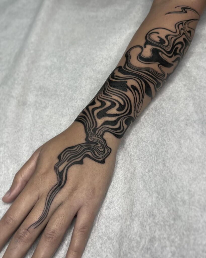 Tatuagem de fluxo abstrato à mão livre