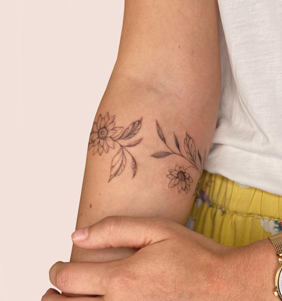  Tatuagem de braçadeira floral à mão livre