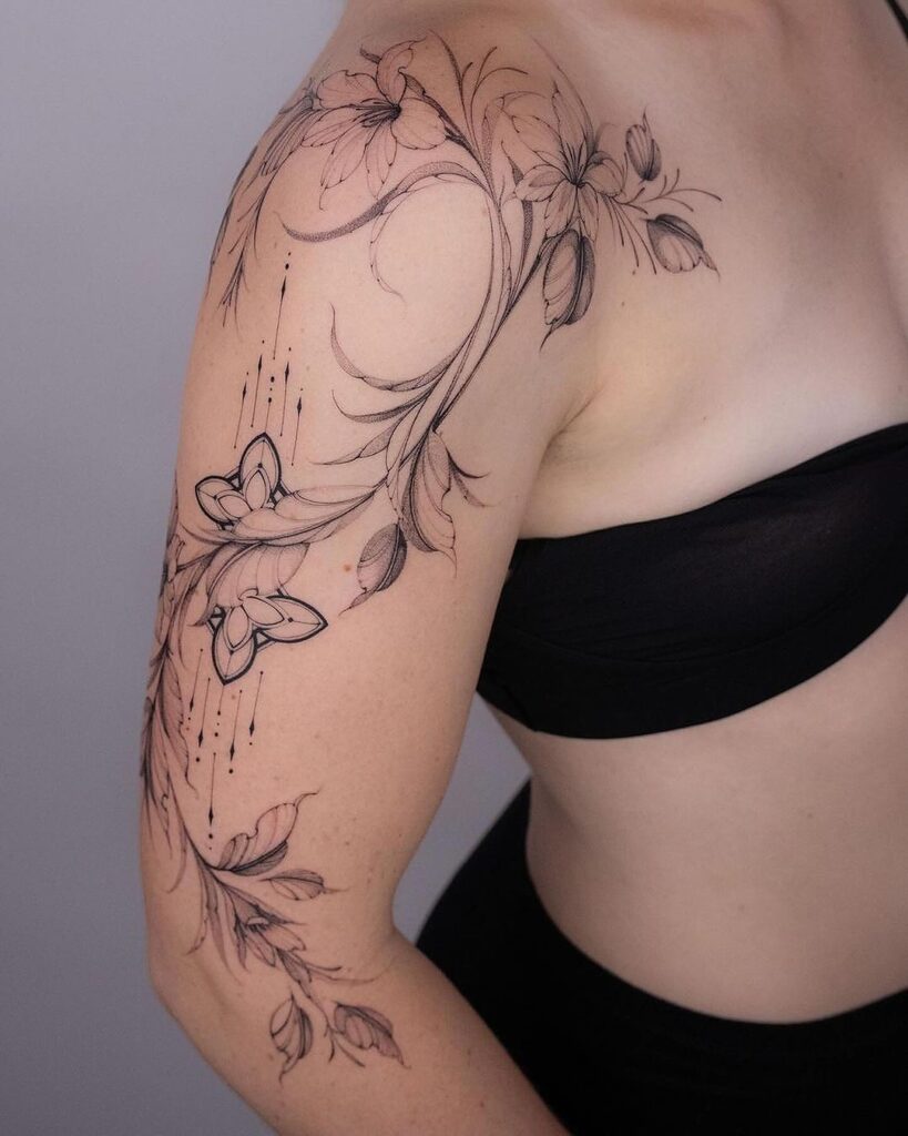 Tatuagem de flores e folhas à mão livre