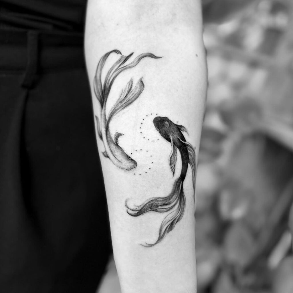 Tatuaggio a mano libera del pesce Koi