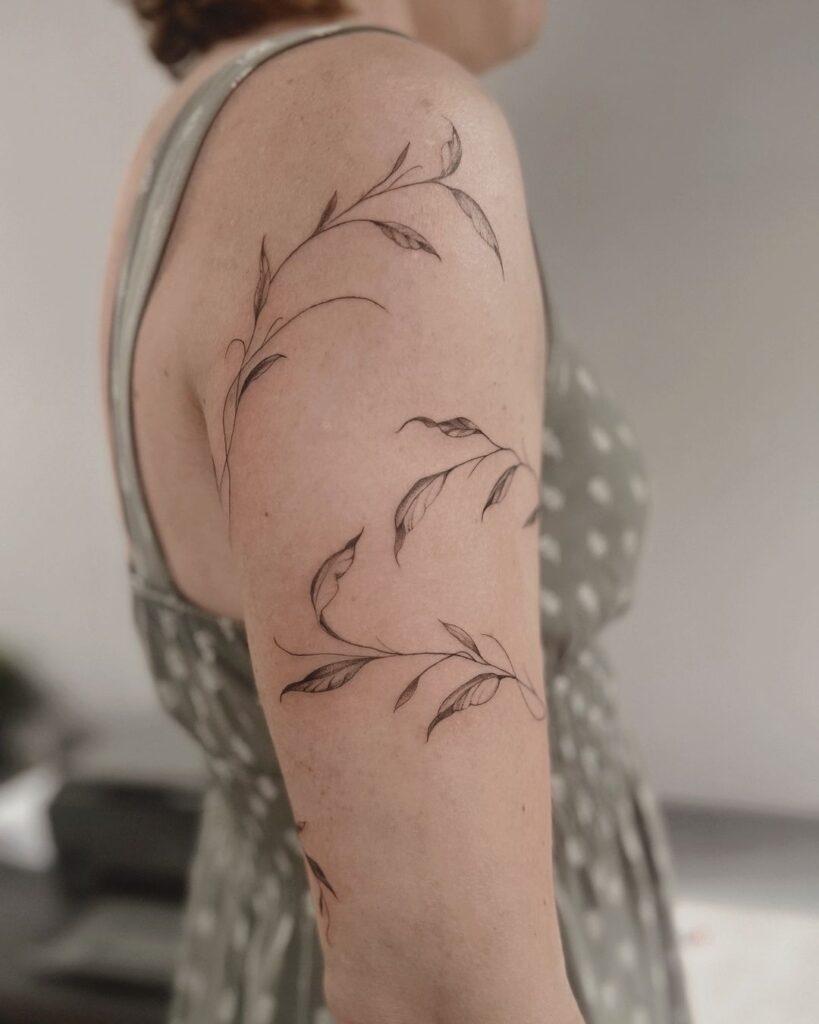 Tatuagem de folhas à mão livre