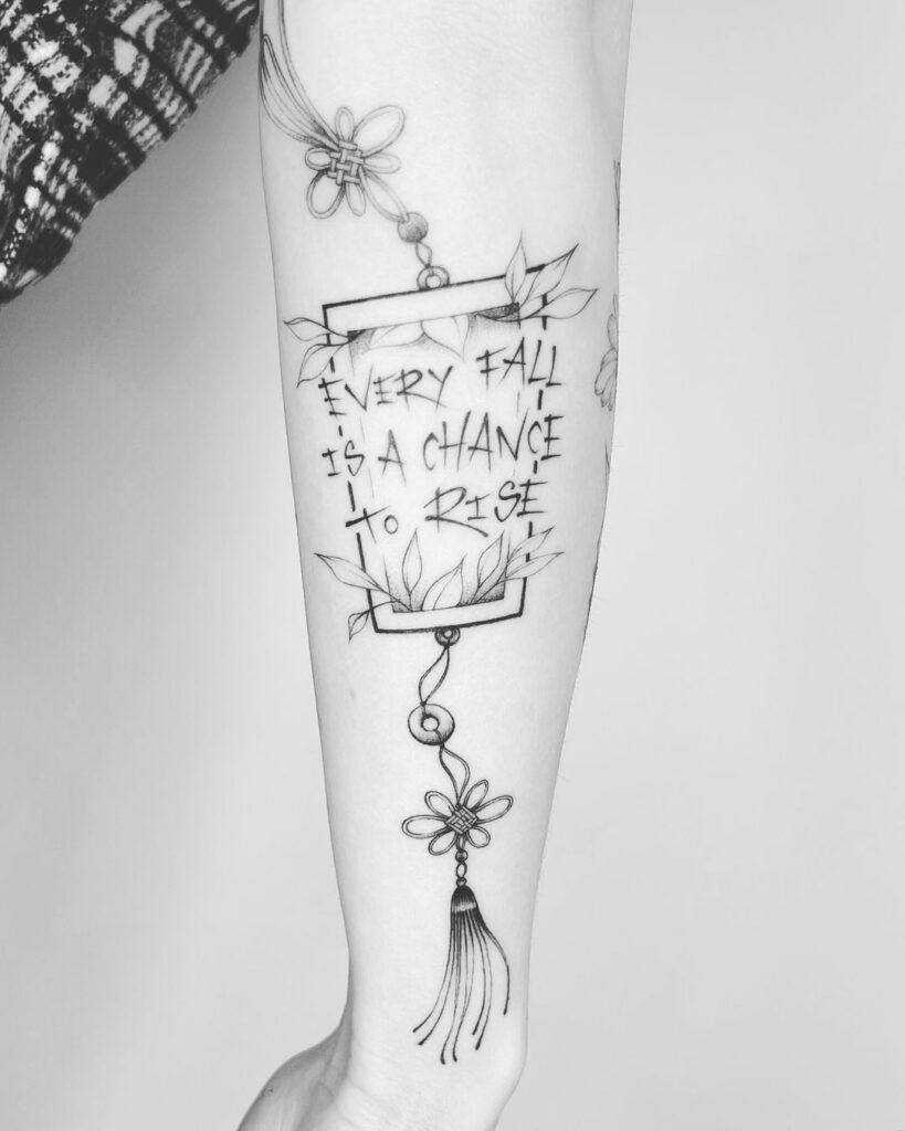 Tatuaje de cita motivacional a mano alzada