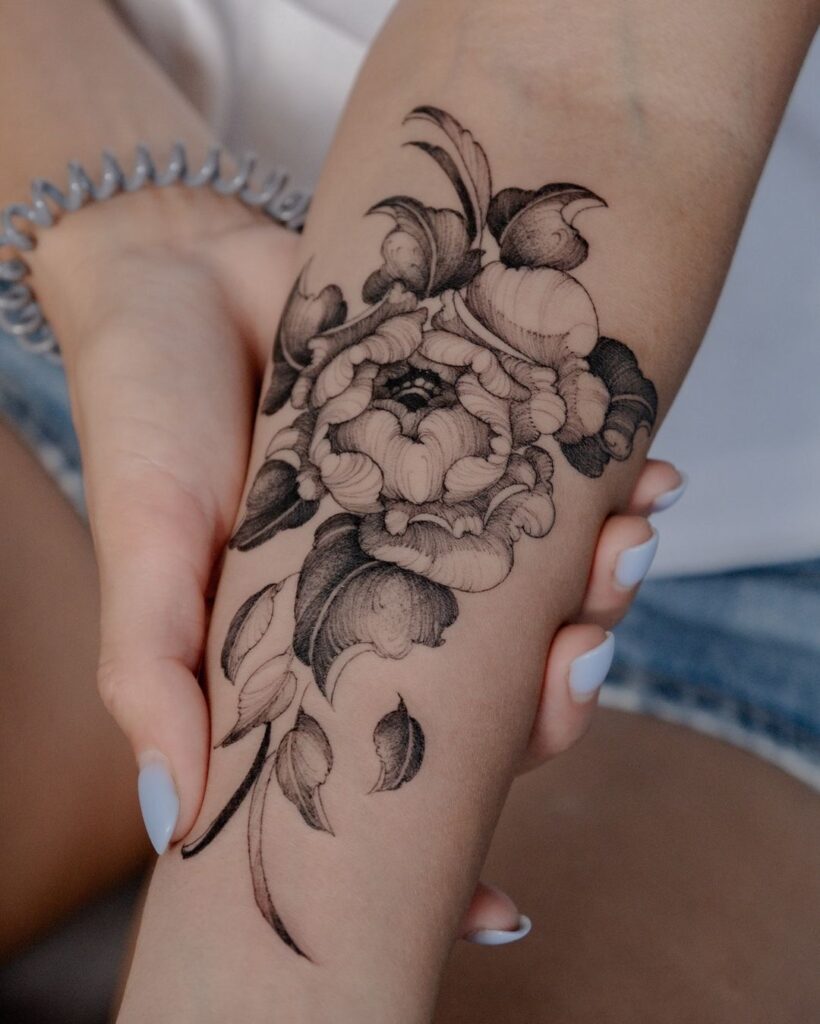 Tatuaggio di peonie a mano libera