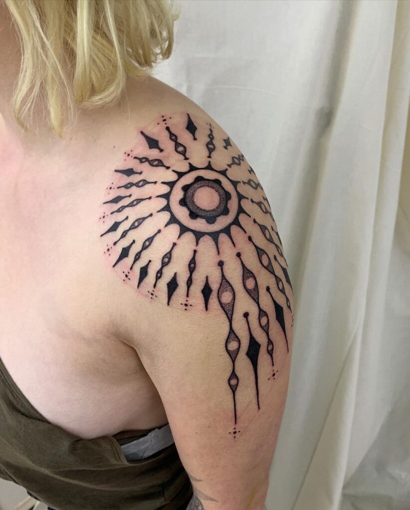 Tatuagem em espiral à mão livre no ombro