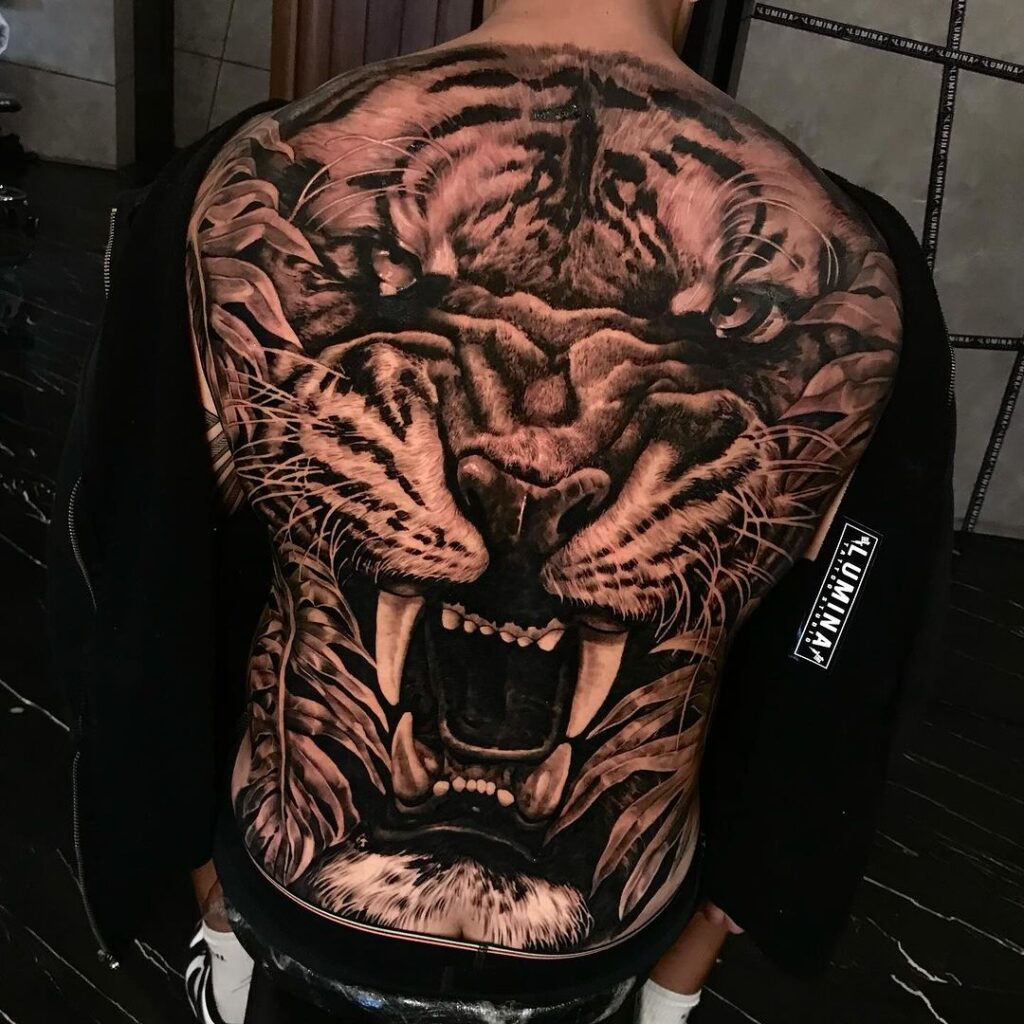 Tatuagem de tigre nas costas