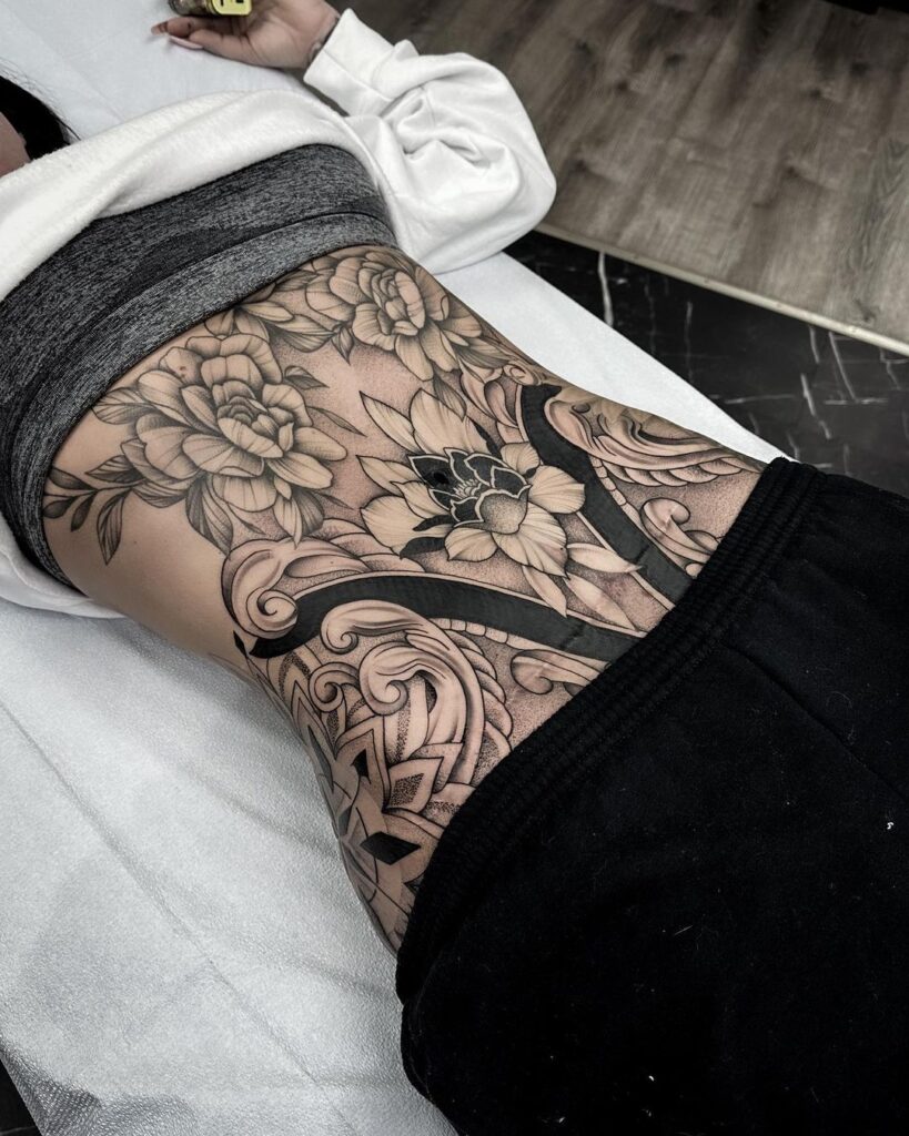 Tatuaje floral en todo el estómago