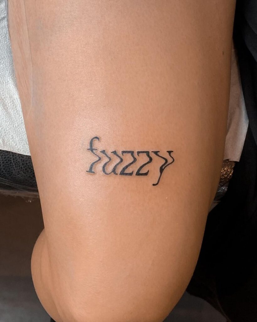 Tatuagem com letras felpudas