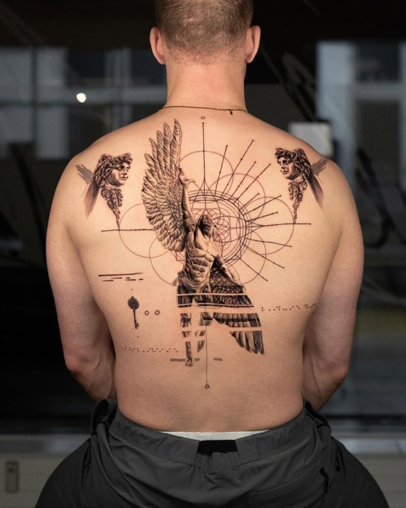 Tatuaggio geometrico sulla schiena