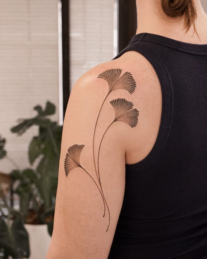 Tatuaggio con flusso di foglie di Ginkgo