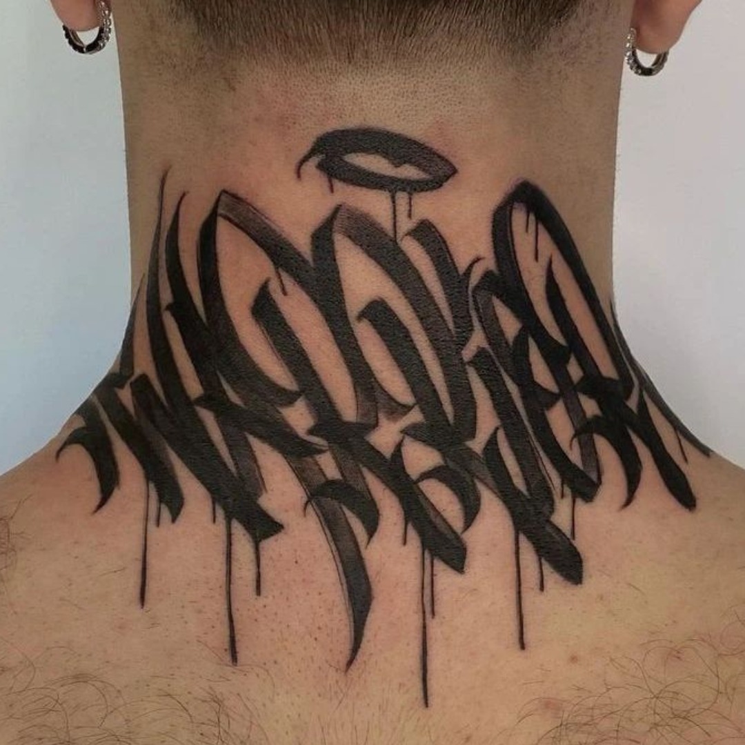 Tatuaggio con scritte ispirate ai graffiti