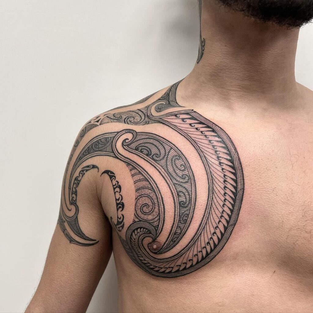 Tatuaje tribal en medio pecho