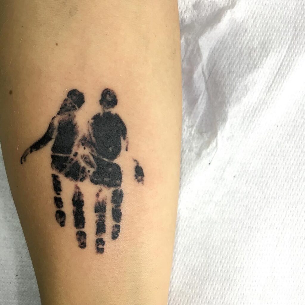 Tatuaggio con impronte di mani o persone