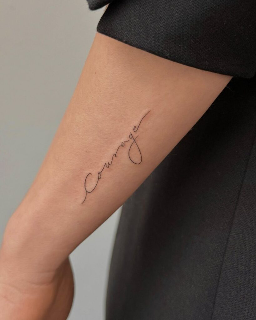 Tatuaje con letras manuscritas