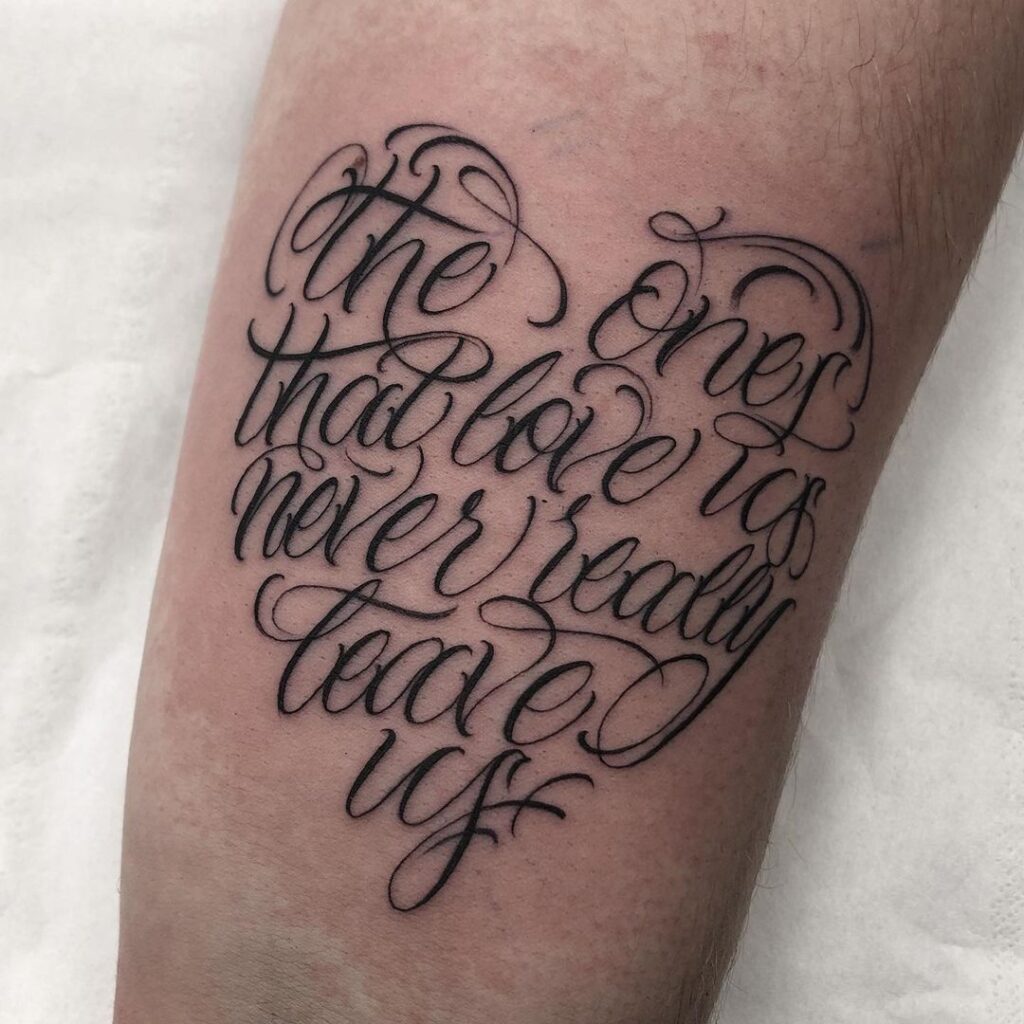 Tatuagem com letras em forma de coração