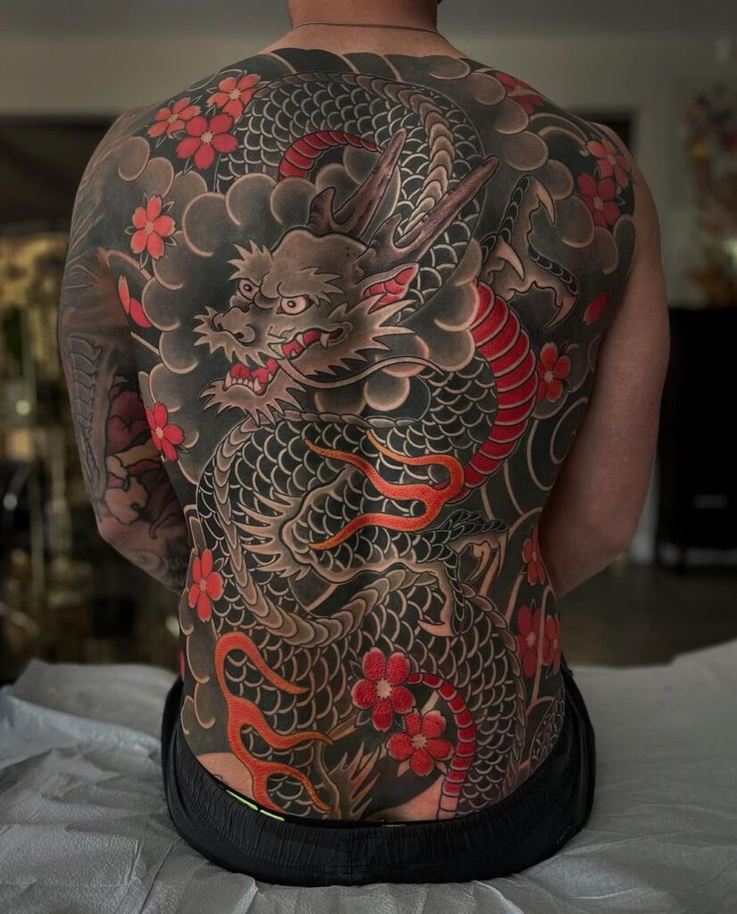 Tatuagem de costas de dragão japonês