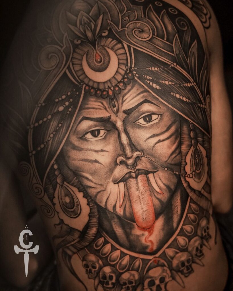 Tatuagem de Kali nas costas