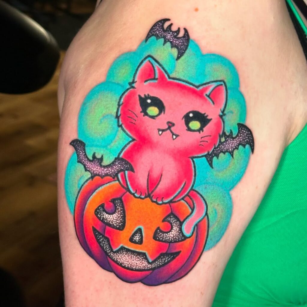 Tatuaje de un gatito sobre una calabaza