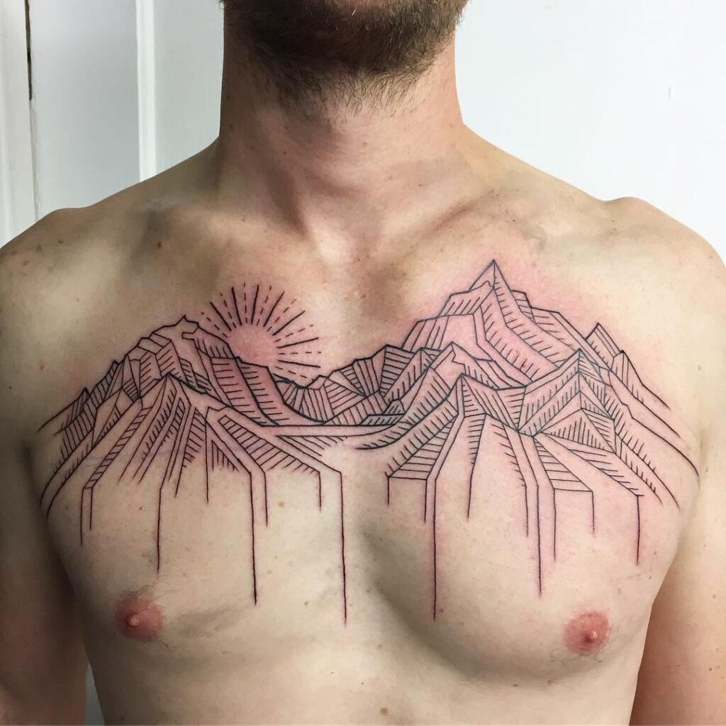 Tatuagem de peito com contorno de paisagem