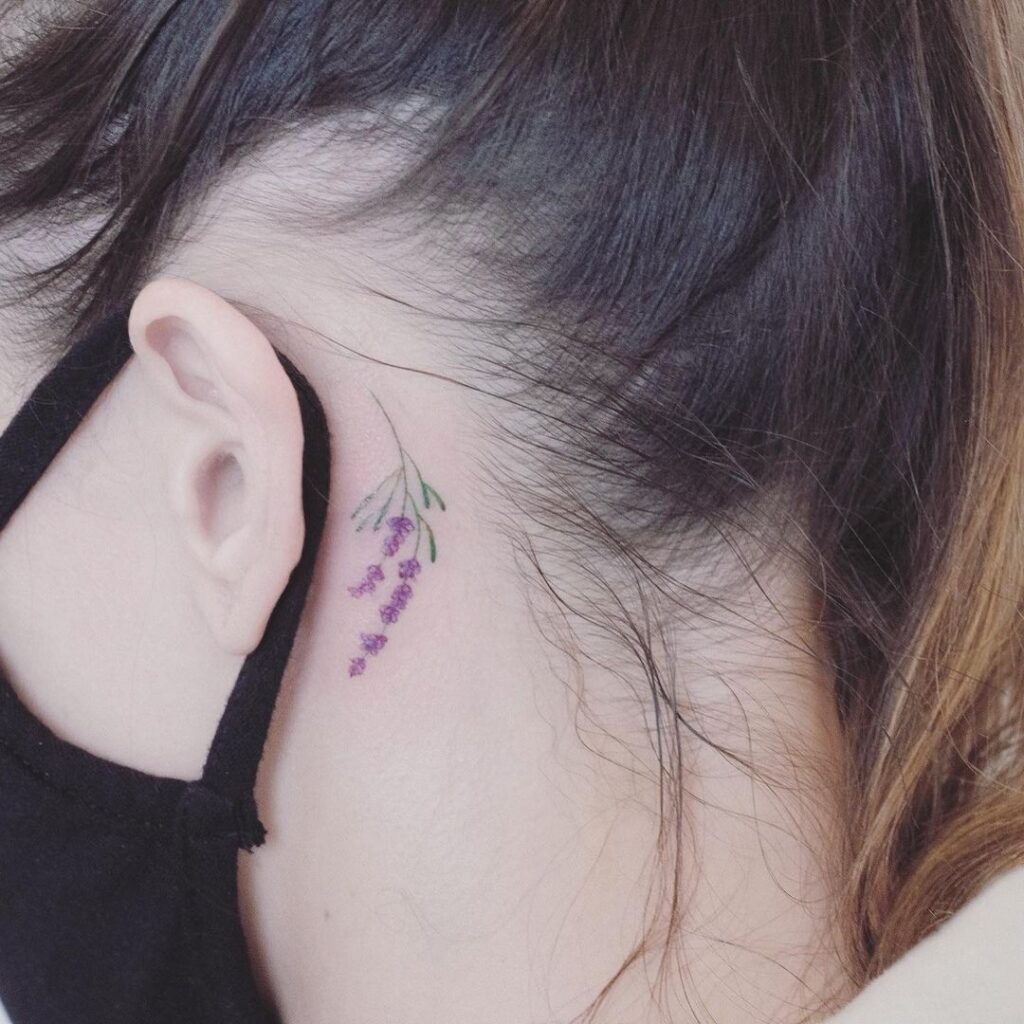 Tatuaje de lavanda detrás de la oreja