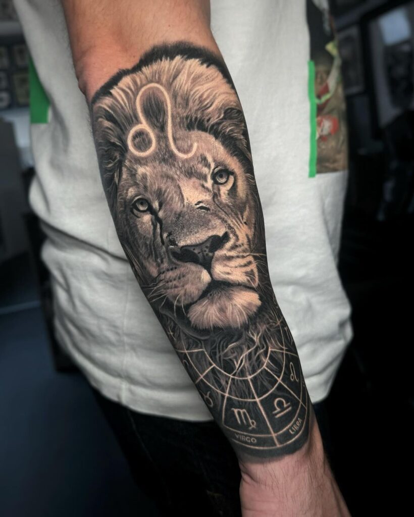 Tatuaje de león y zodíaco