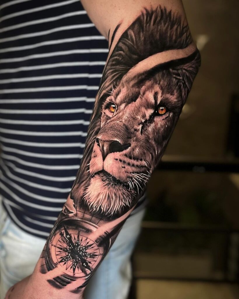 Tatuaje de león y brújula