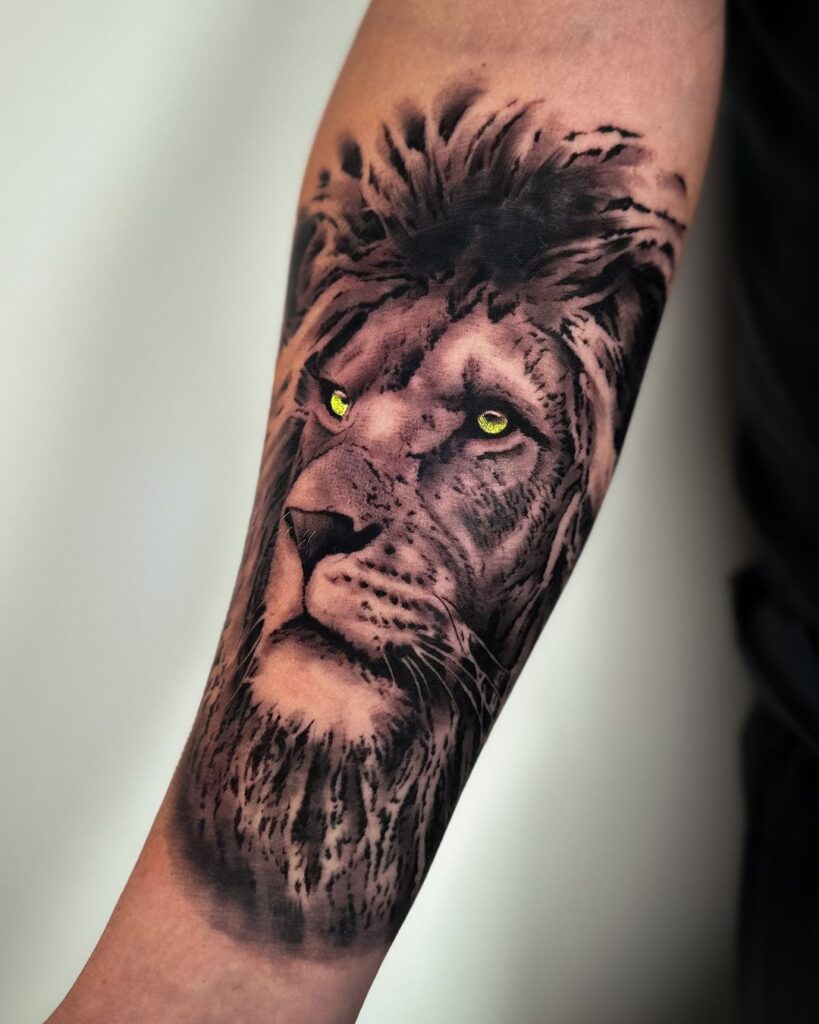 Tatuaje de león en el antebrazo