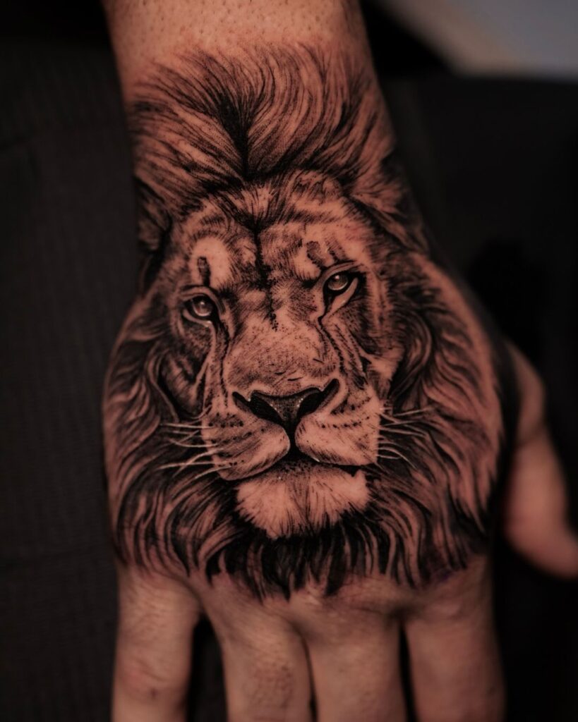 Tatuaje de una mano de león