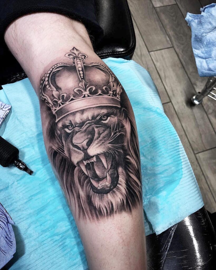 Tatuaje de león con corona