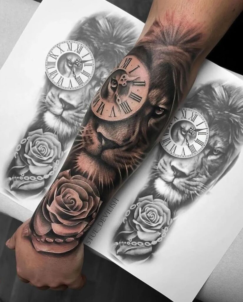 Leone con rosa e orologio fuori dal tatuaggio dell'avambraccio