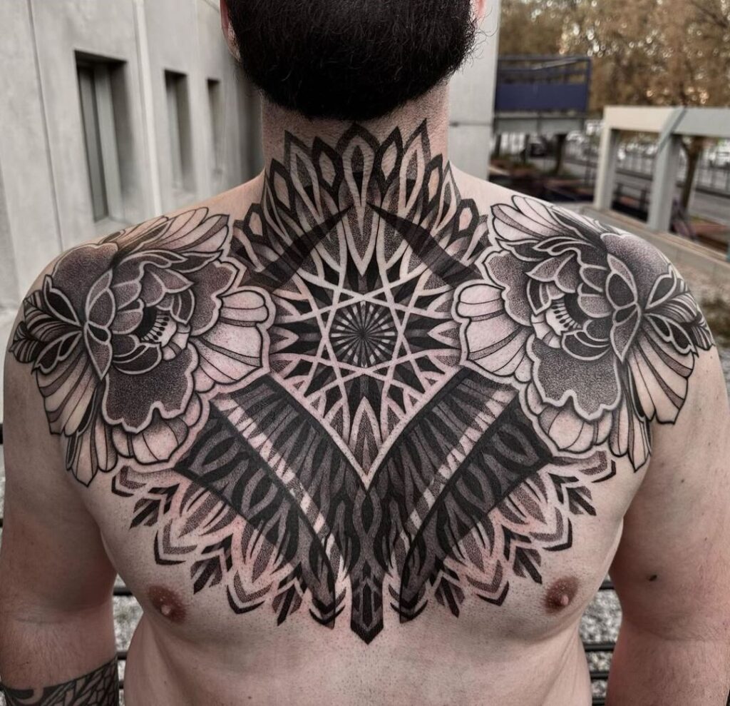 Tatuagem de mandala no peito