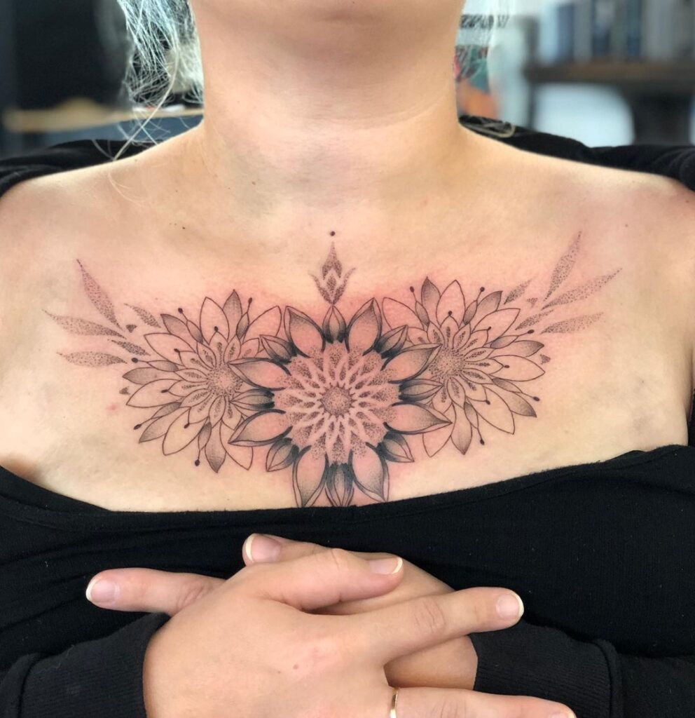 Tatuaje de mandala en el pecho