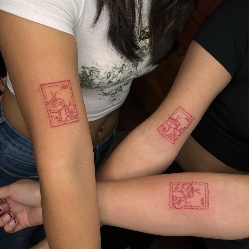 Tatuaje de sello postal a juego