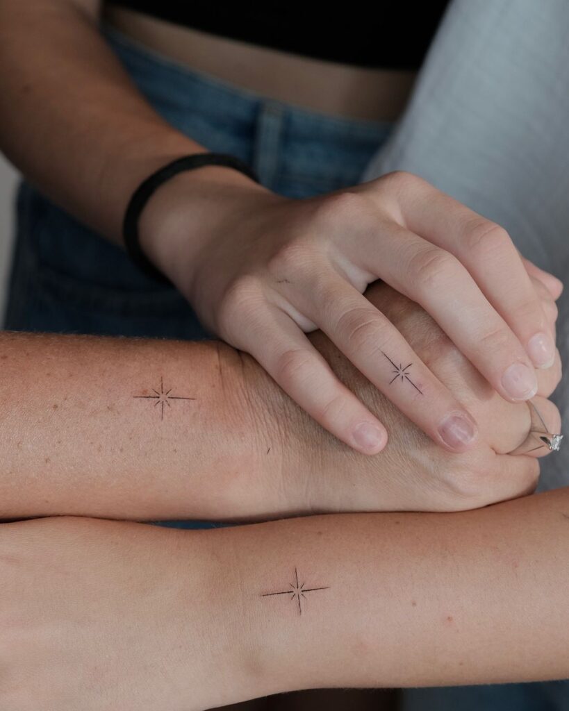 Tatuaggio abbinato con piccole stelle