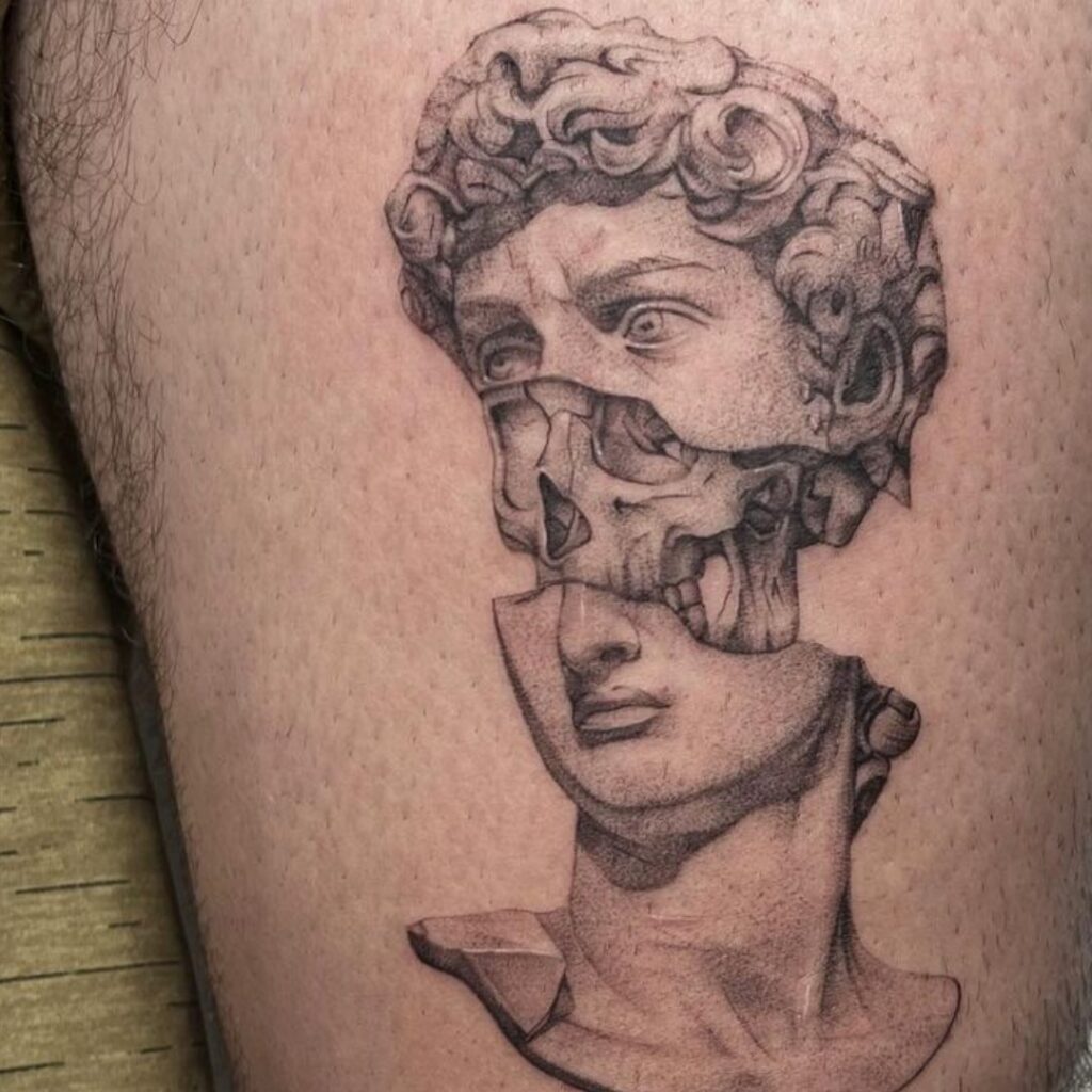 Tatuaggio di micro realismo ispirato a Michelangelo