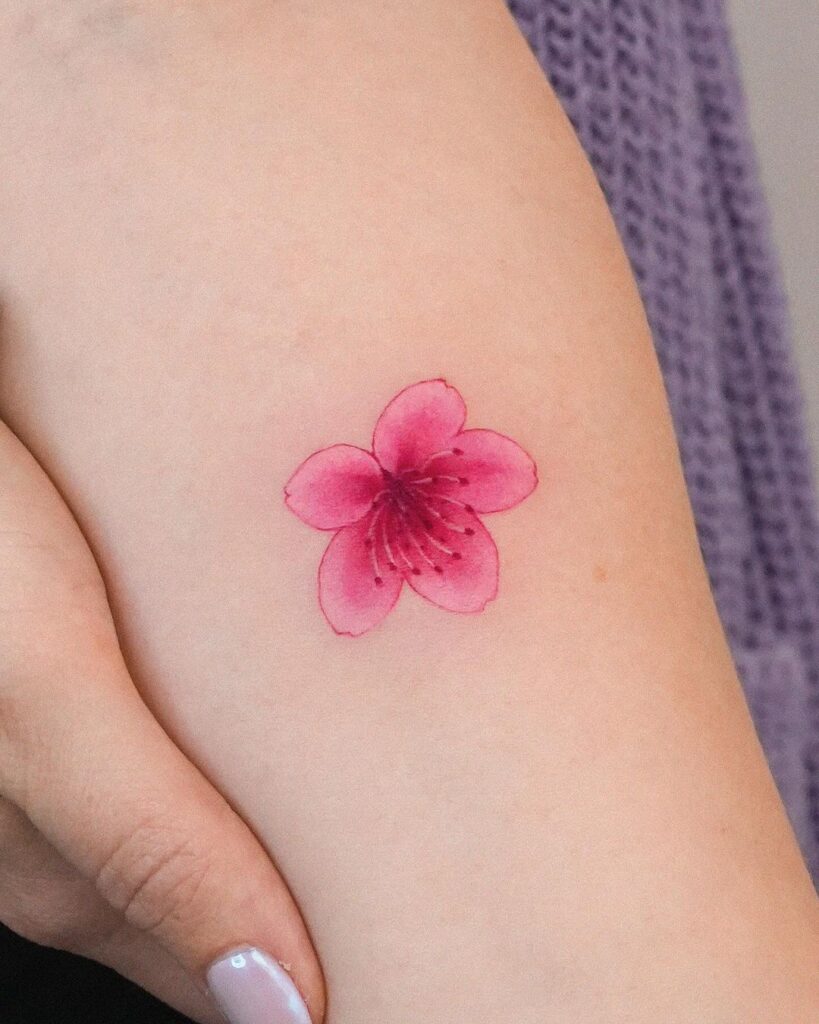 Micro tatuaggio con fiori di ciliegio