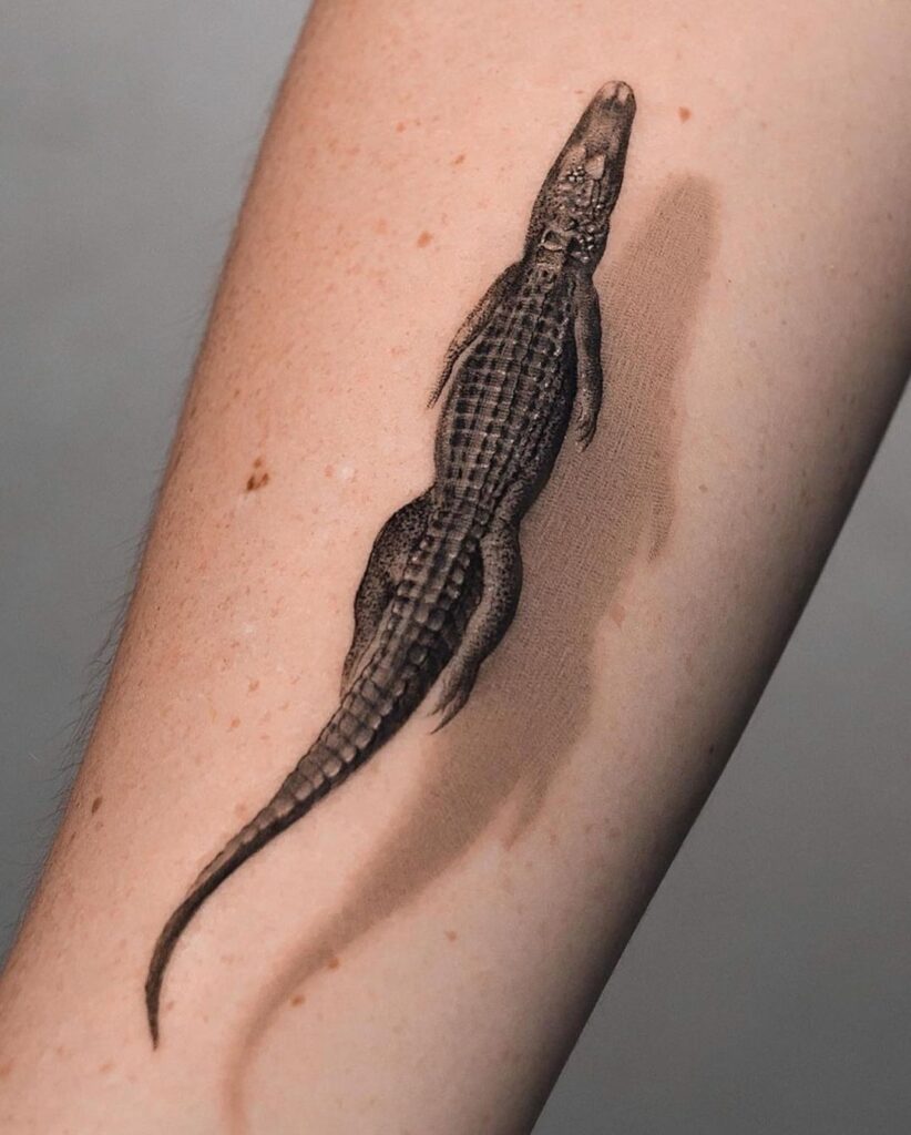 Tatuaje de caimán microrrealista