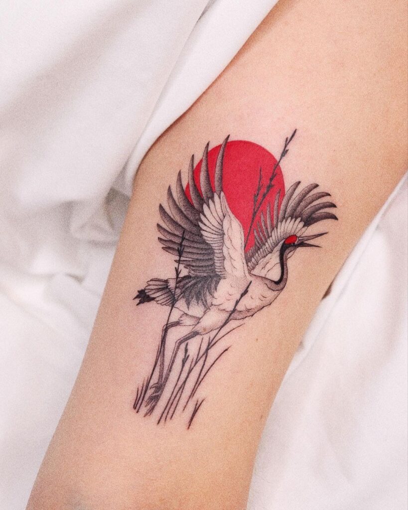 Tatuaje de grulla microrrealista