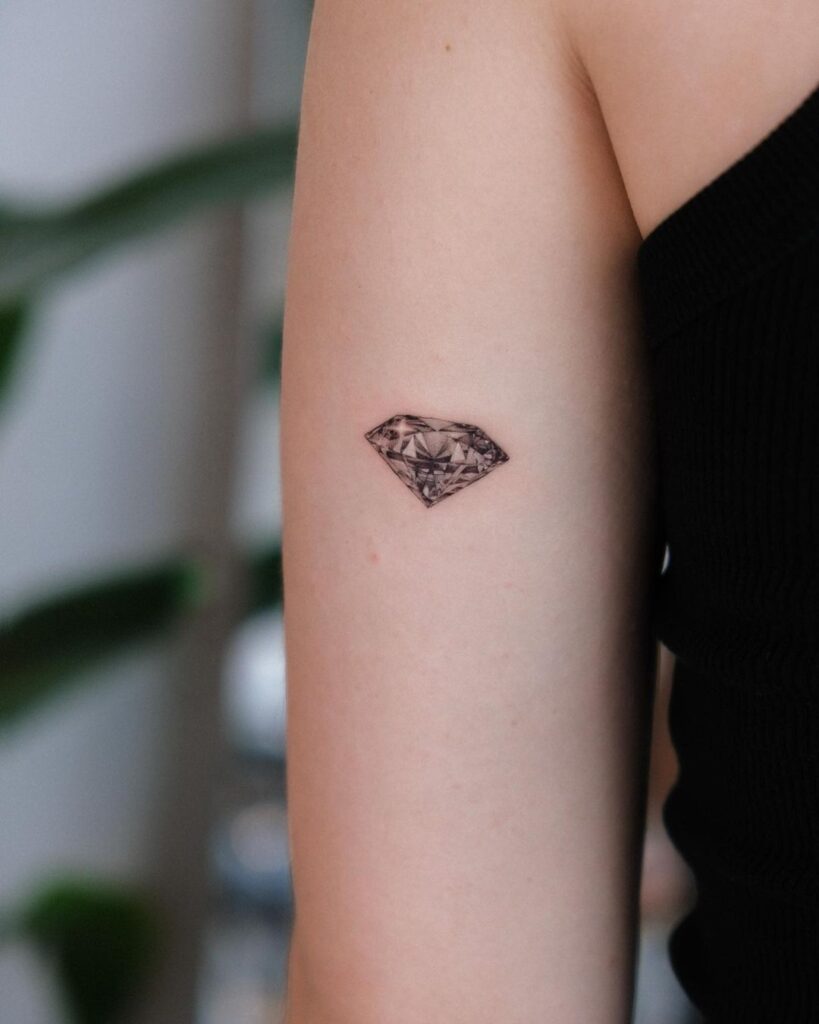 Tatuagem de diamante de micro-realismo