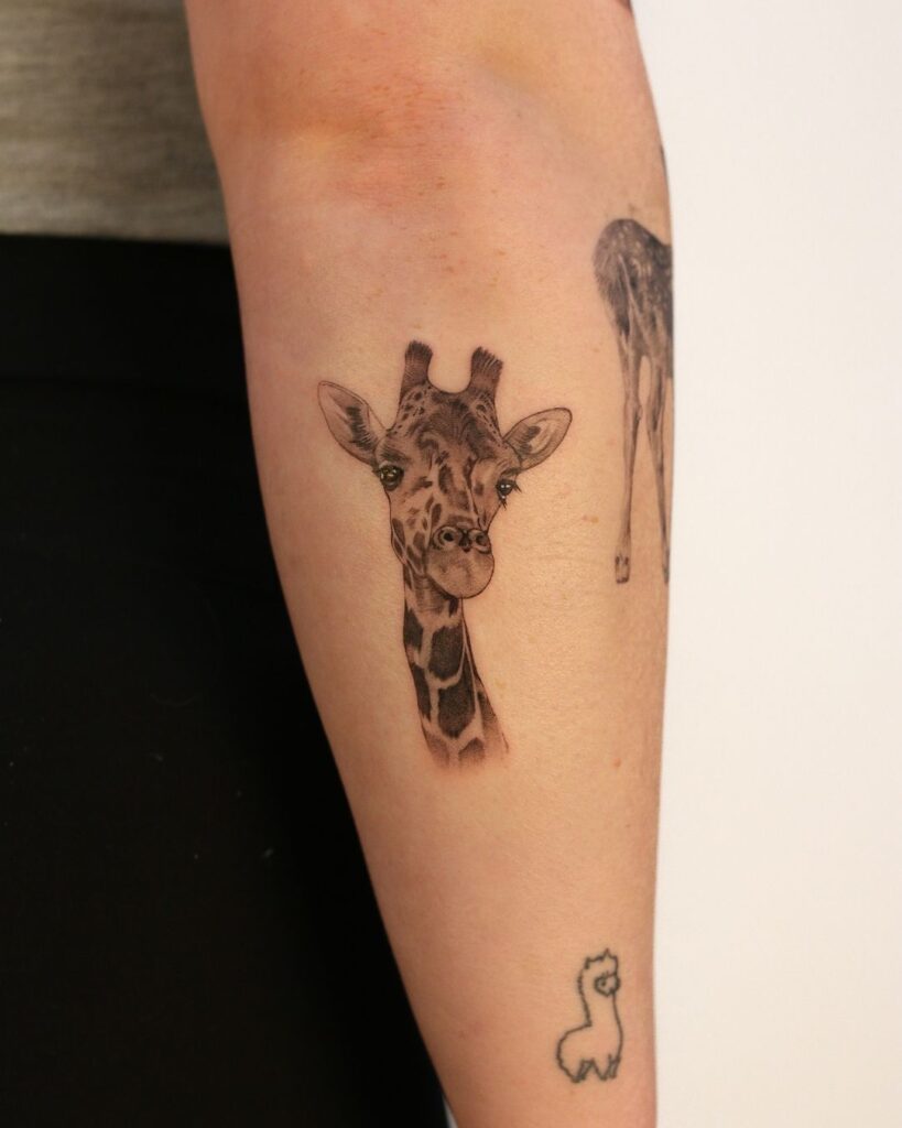 Tatuaggio di giraffa in micro realismo