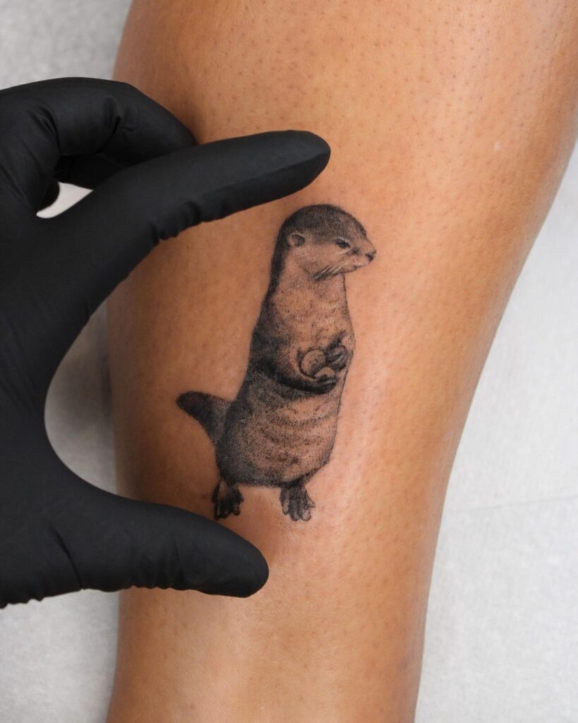 Tatuagem de lontra de micro-realismo