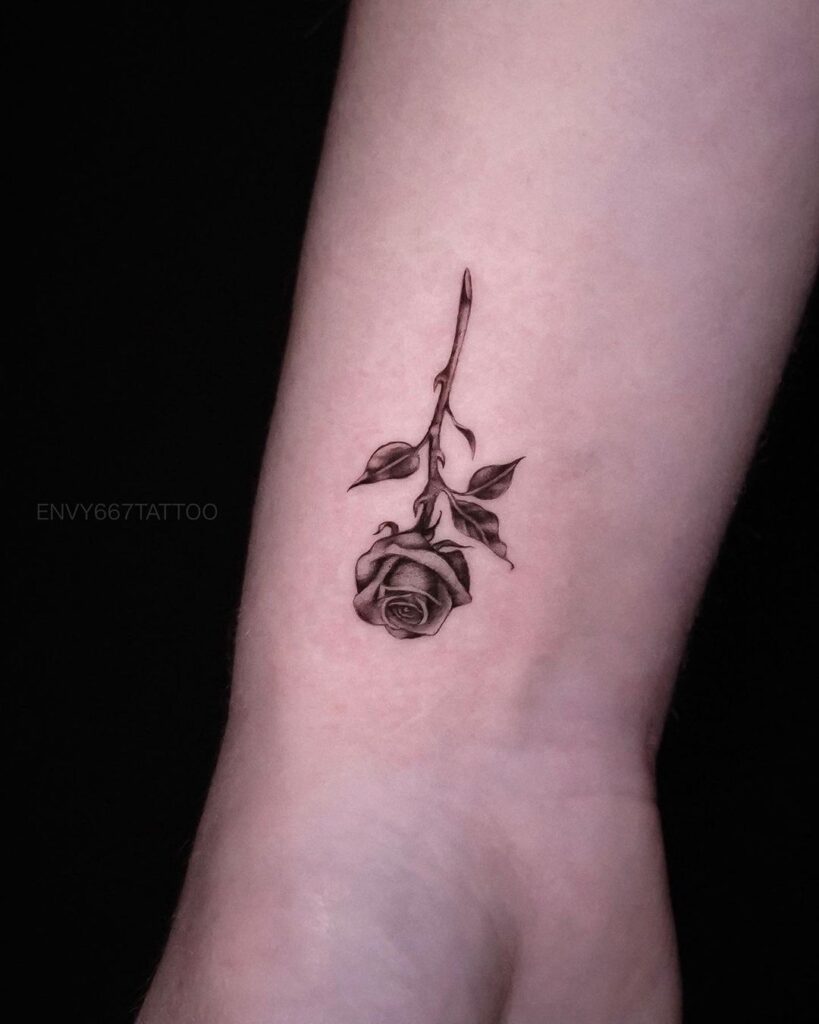 Tatuagem rosa de micro-realismo