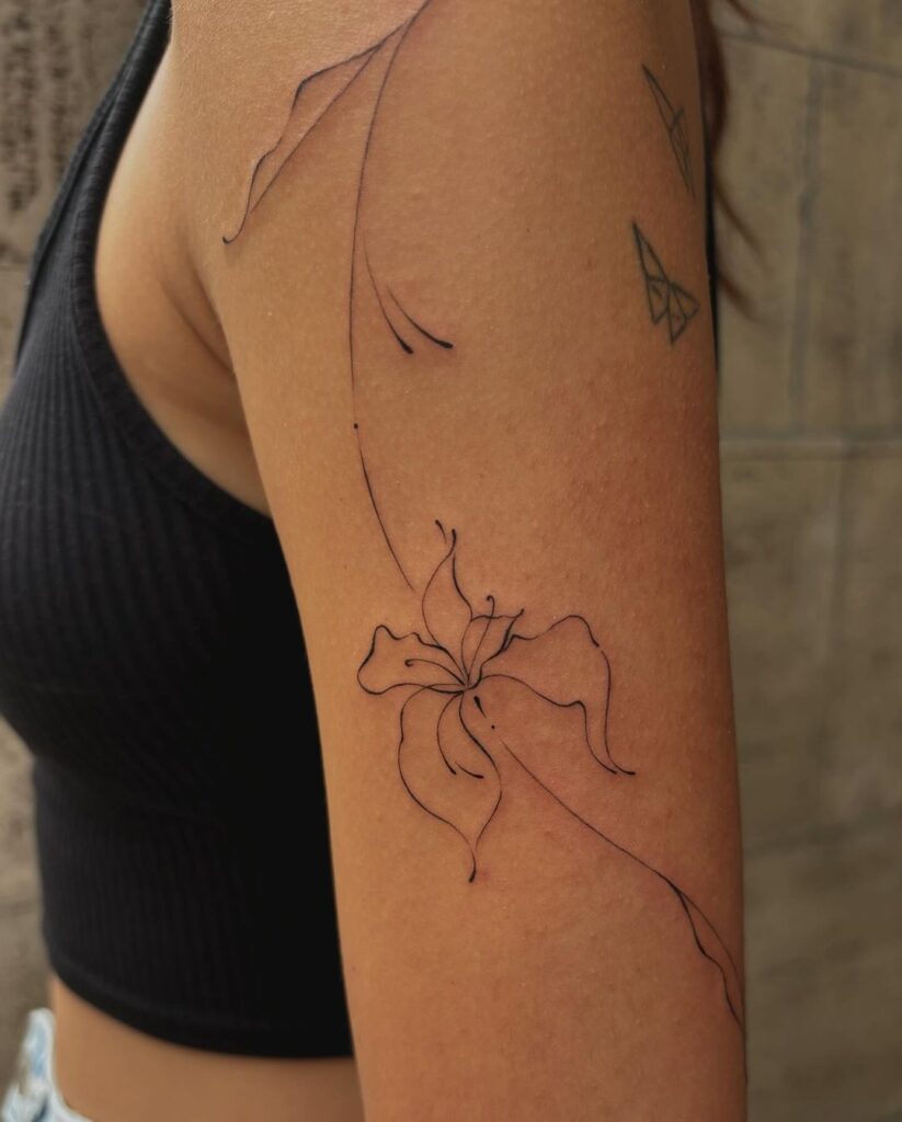 Tatuaggio astratto minimalista