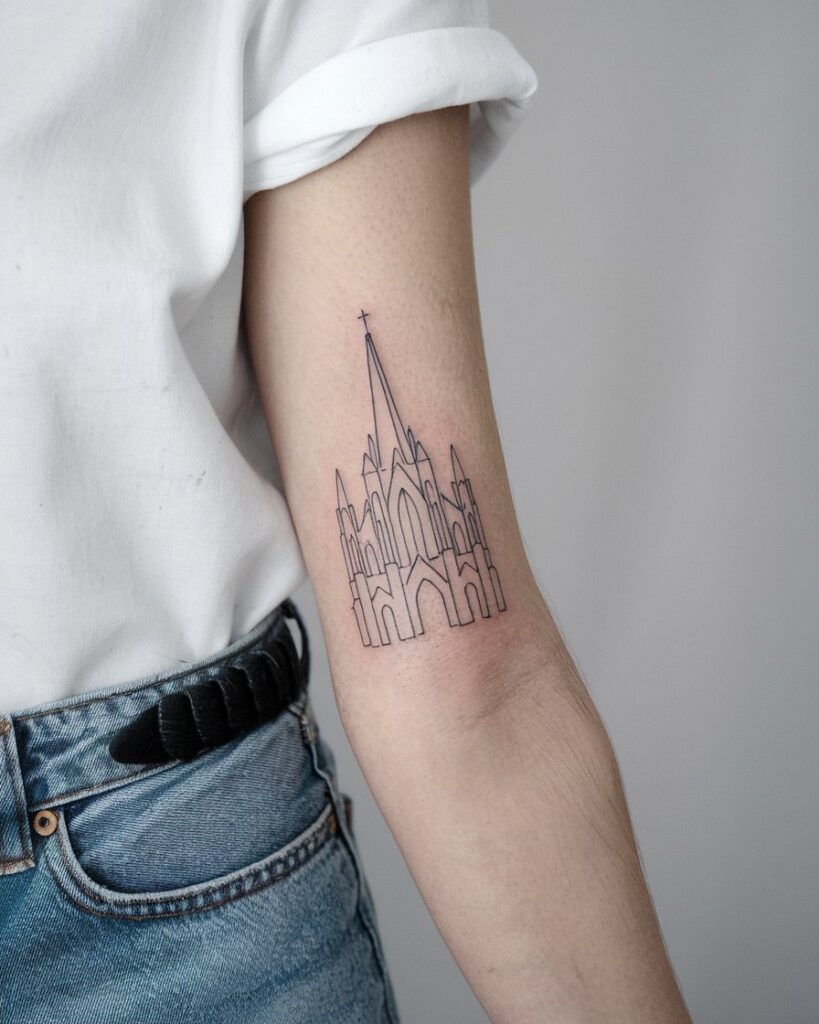 Tatuagem de catedral gótica minimalista