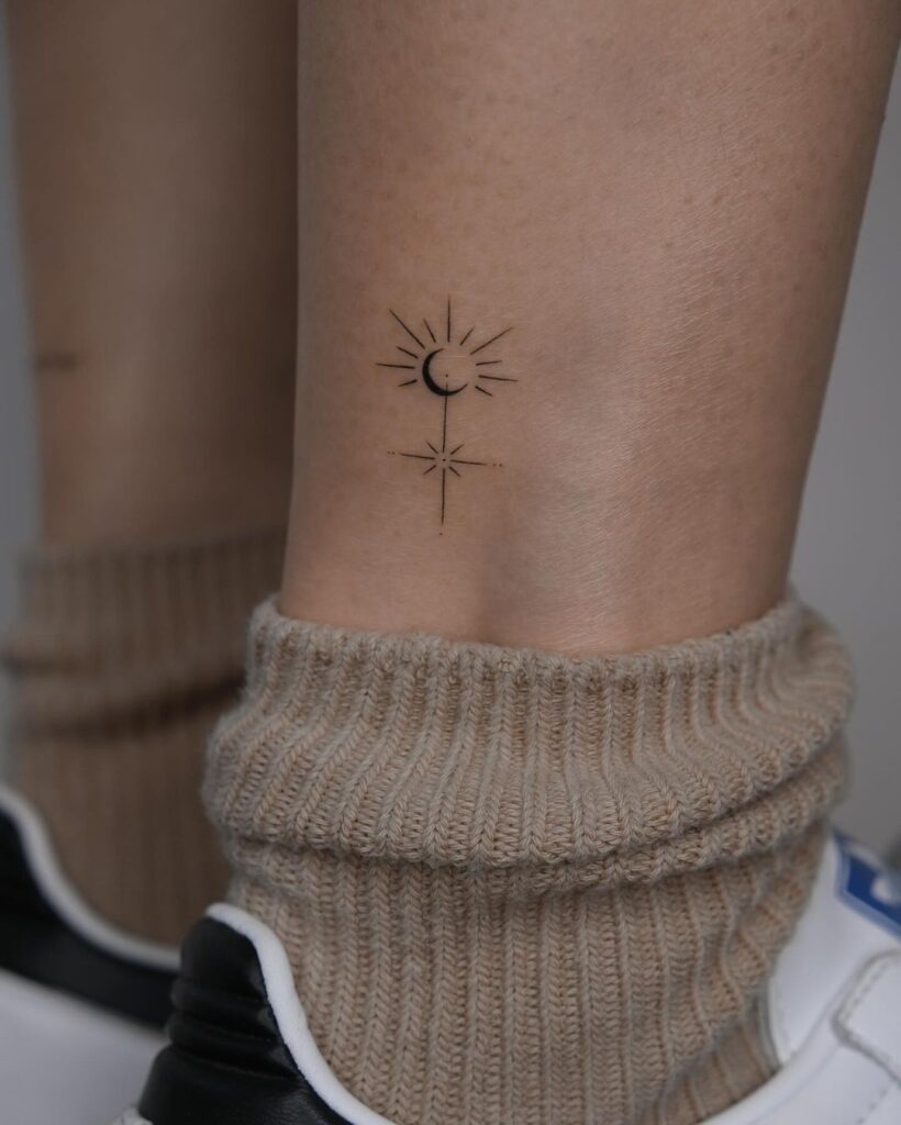 Tatuagem minimalista no tornozelo