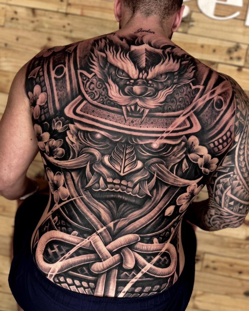 Tatuagem de monstro nas costas