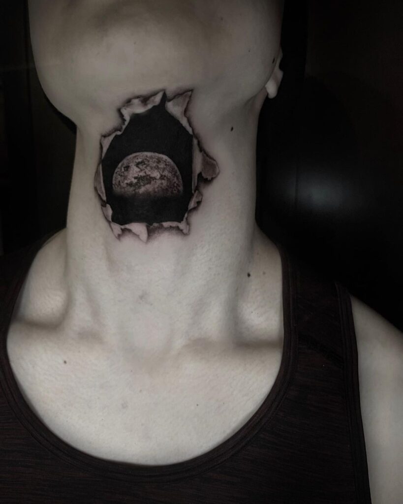 Tatuaggio per il collo Moon Inside You