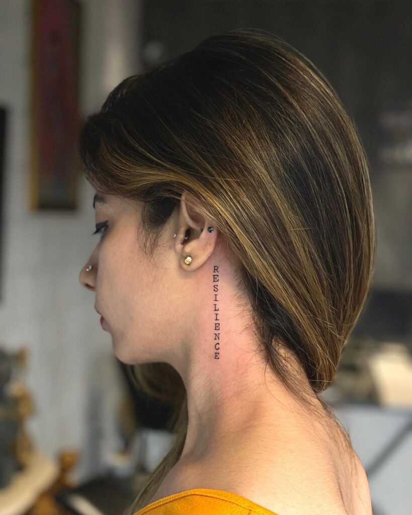 Tatuagem de pescoço com palavras motivacionais