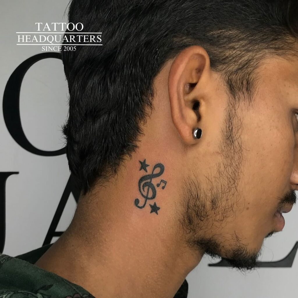 Tatuaje musical en el cuello