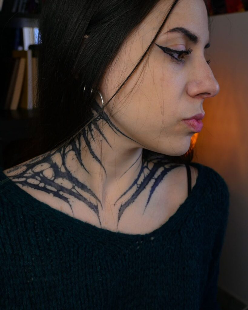 Tatuaje En El Cuello Para Chicas Metal