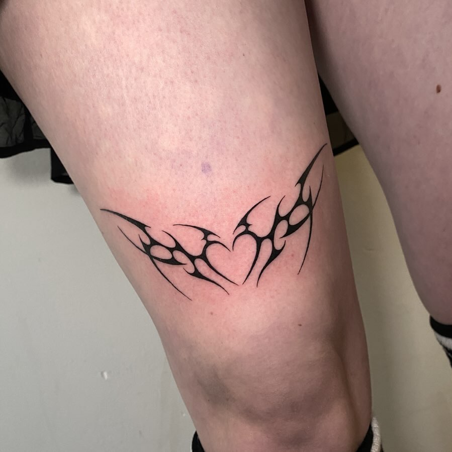 Neo Tribal Above The Knee Tattoo